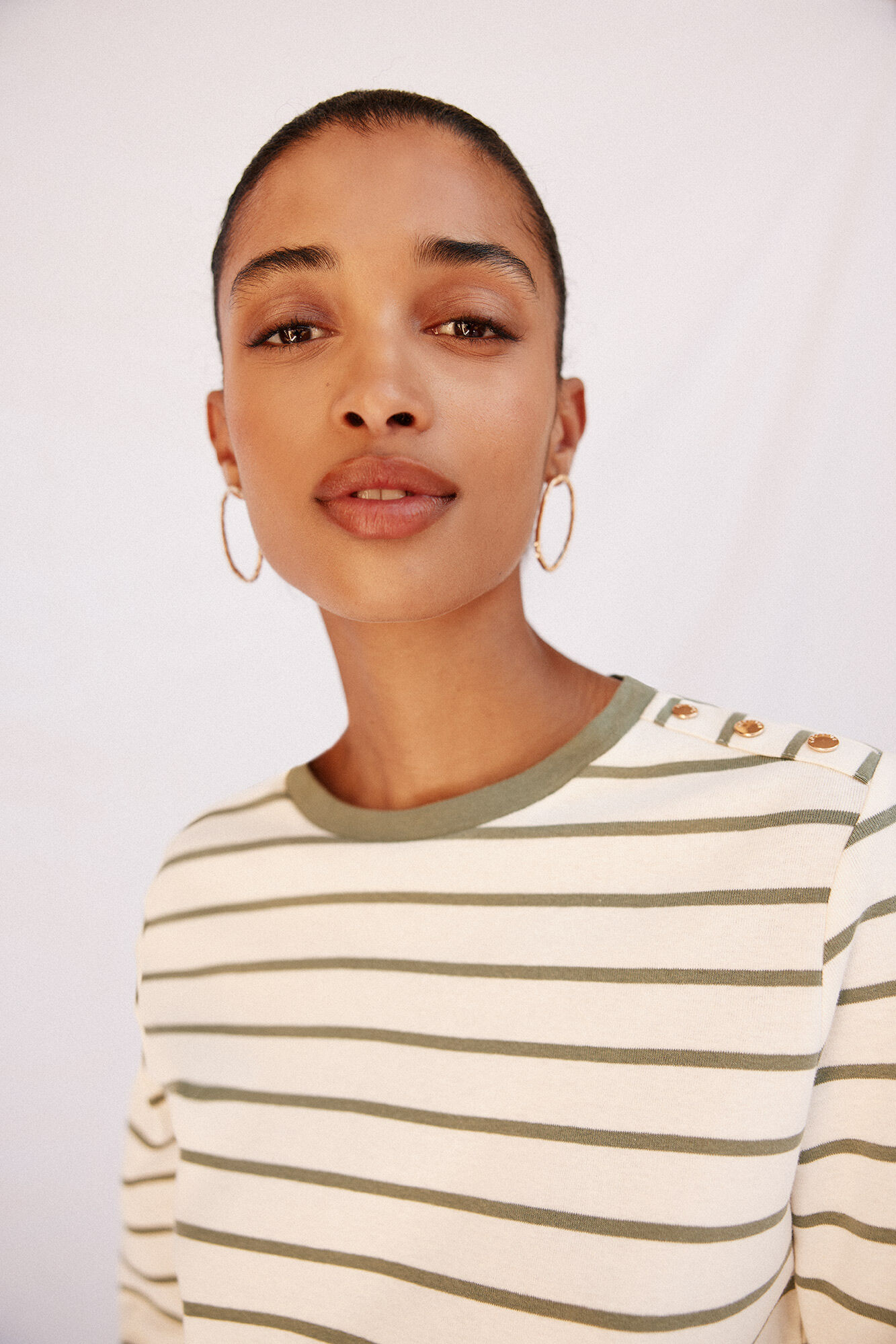 Cortefiel Camiseta b&aacute;sica com bot&otilde;es dourados