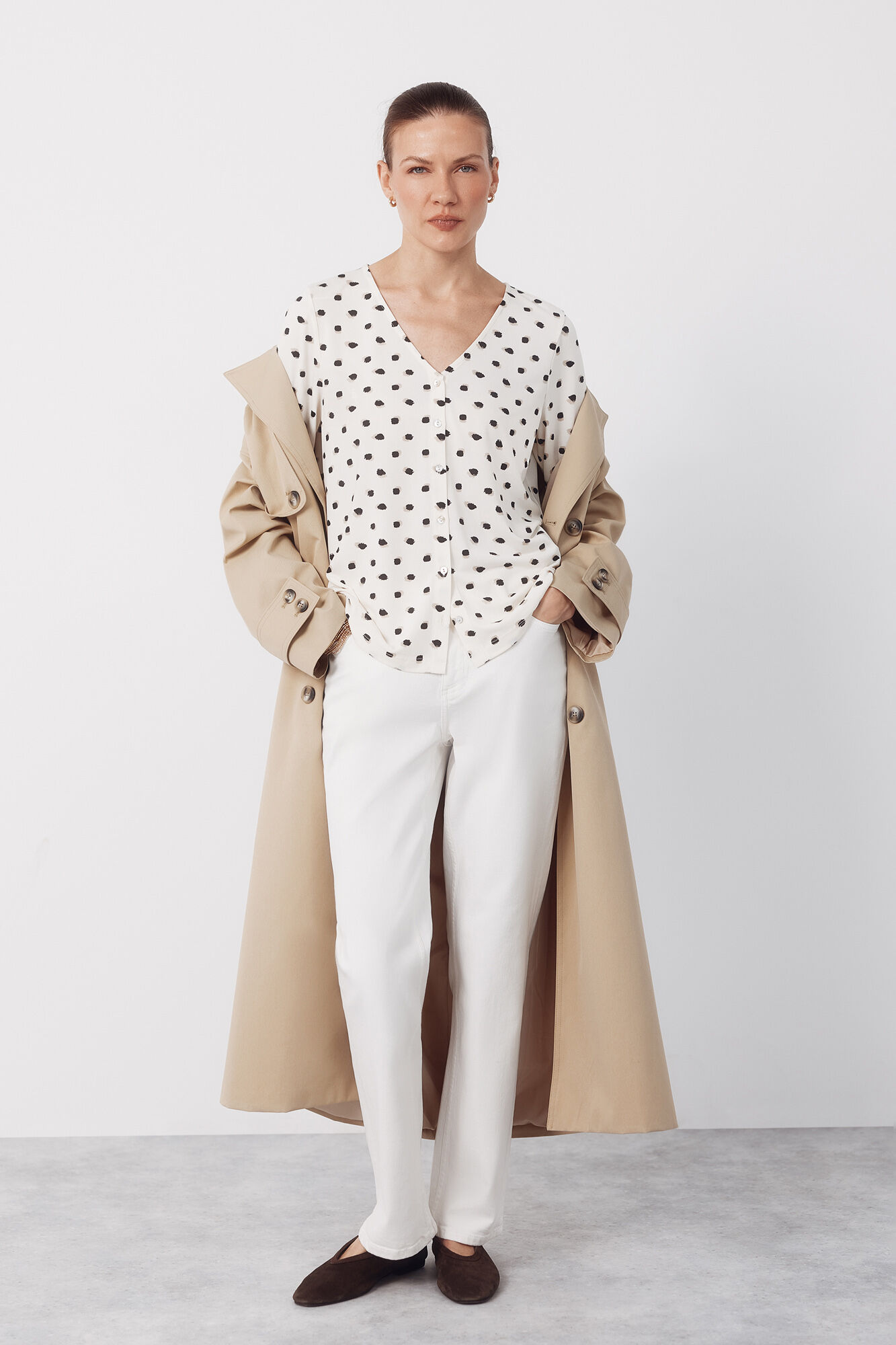 Cortefiel Blusa com decote em v e bot&otilde;es.