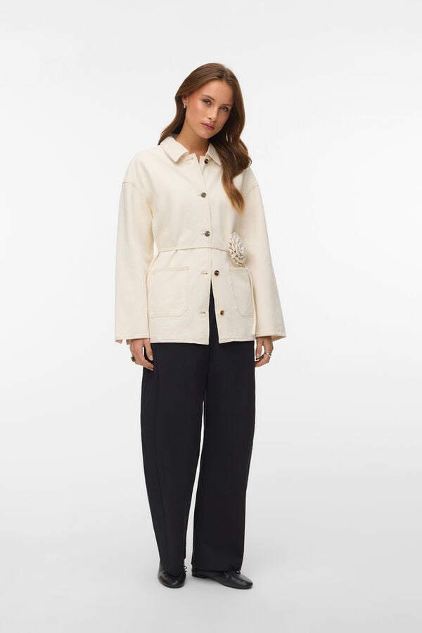 Vero Moda Chaqueta denim detalle flor Beige