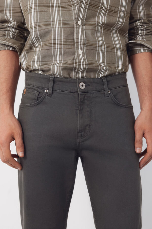 Cortefiel Pantal&oacute;n 5 bolsillos color regular fit Kaki