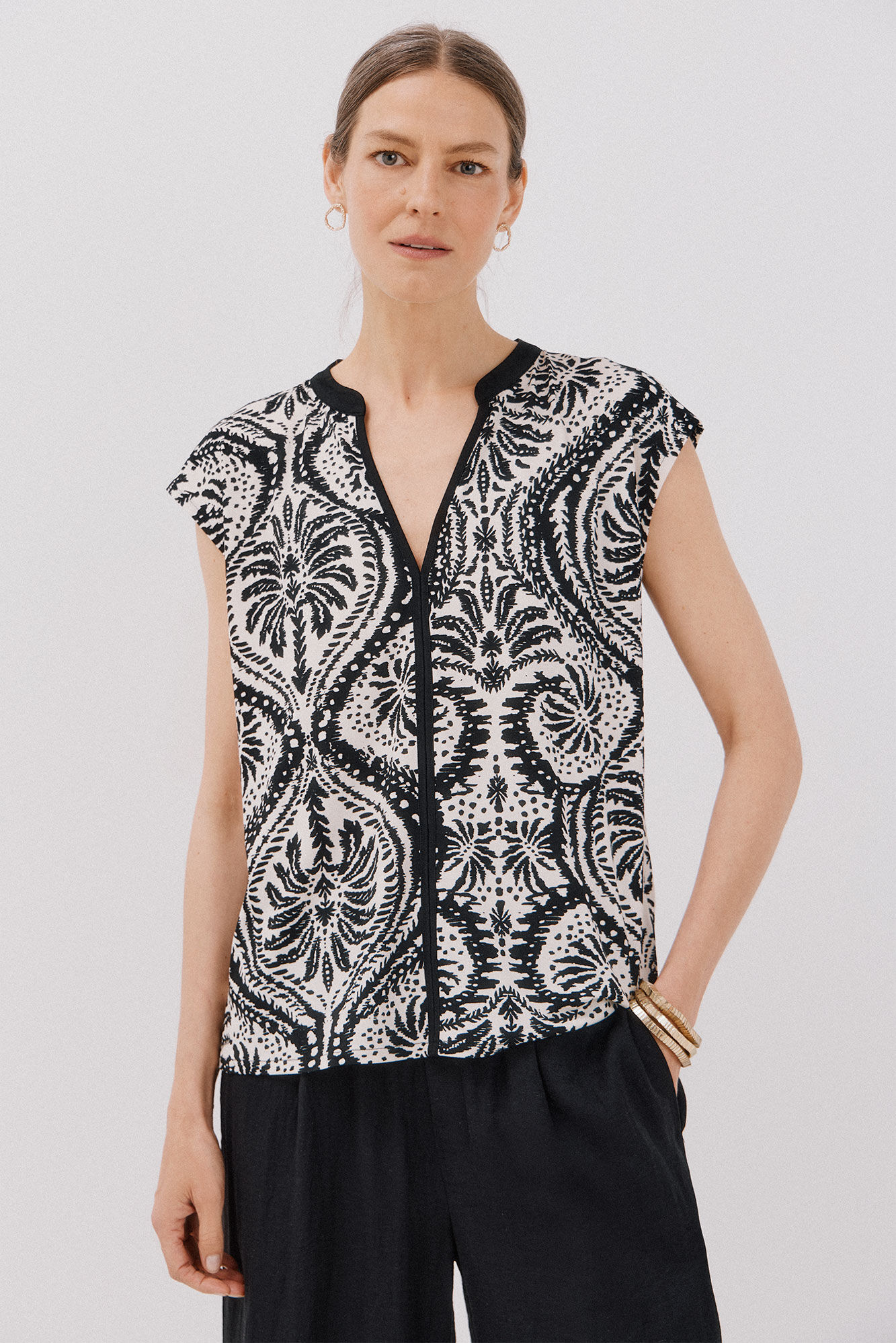 Cortefiel Camiseta b&aacute;sica sem gola mao