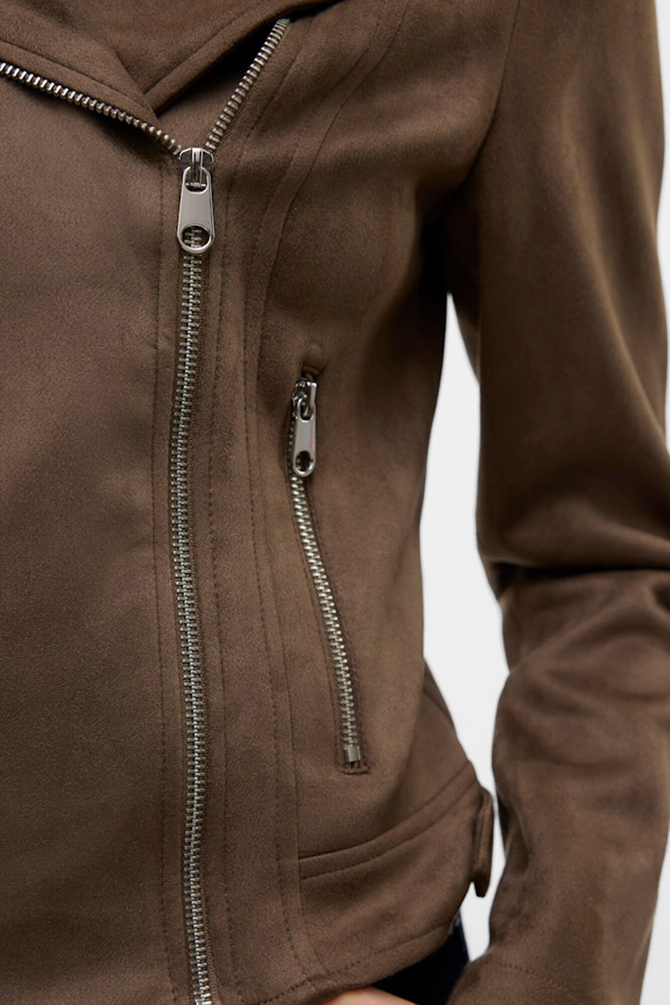 Vero Moda Blus&atilde;o em camur&ccedil;a com tachas