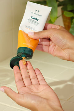 The Body Shop Vitamin C Glow Revealing Microdermabrasion 100ml