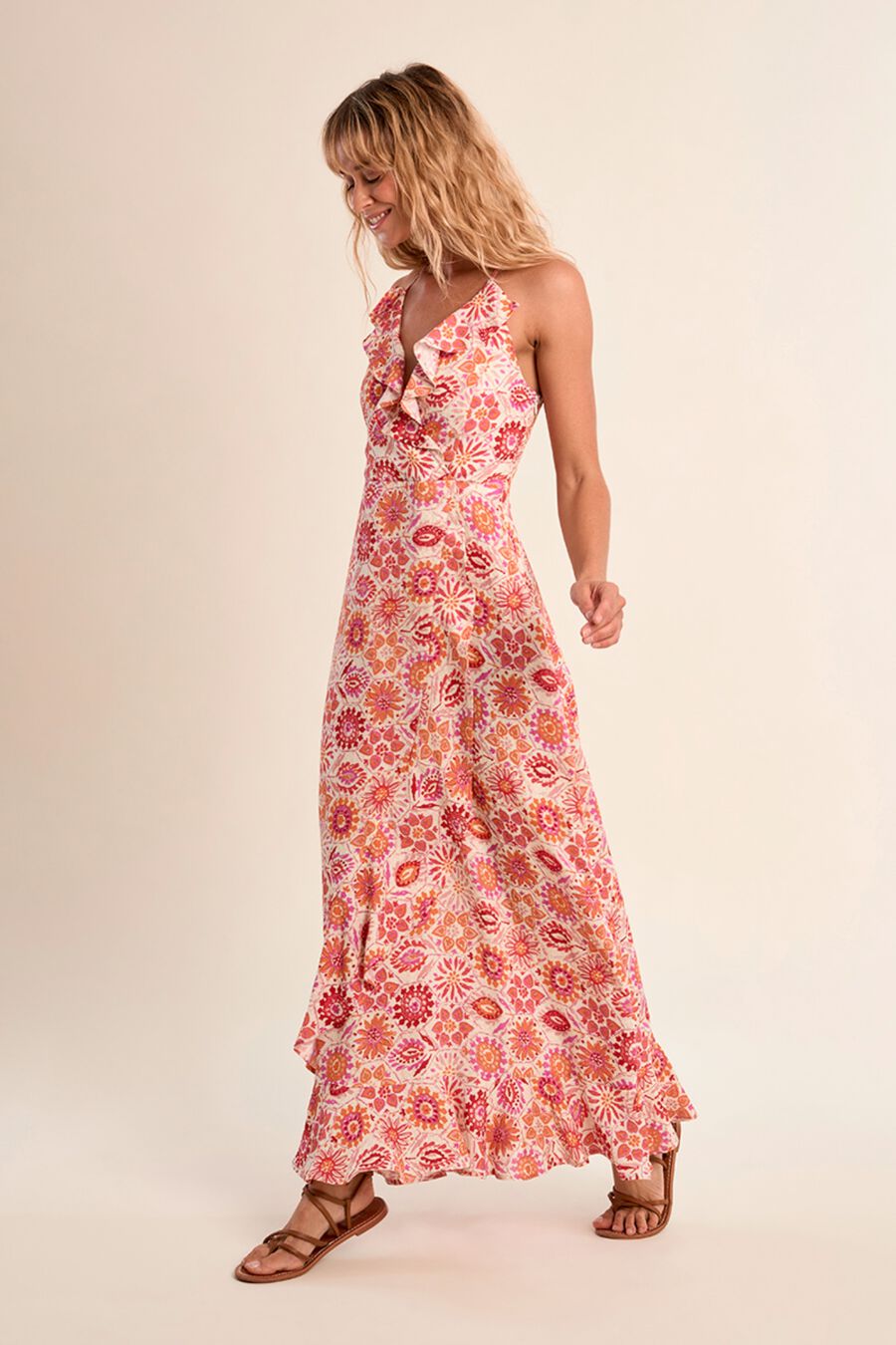 Vestido largo de tirantes con estampado y volantes