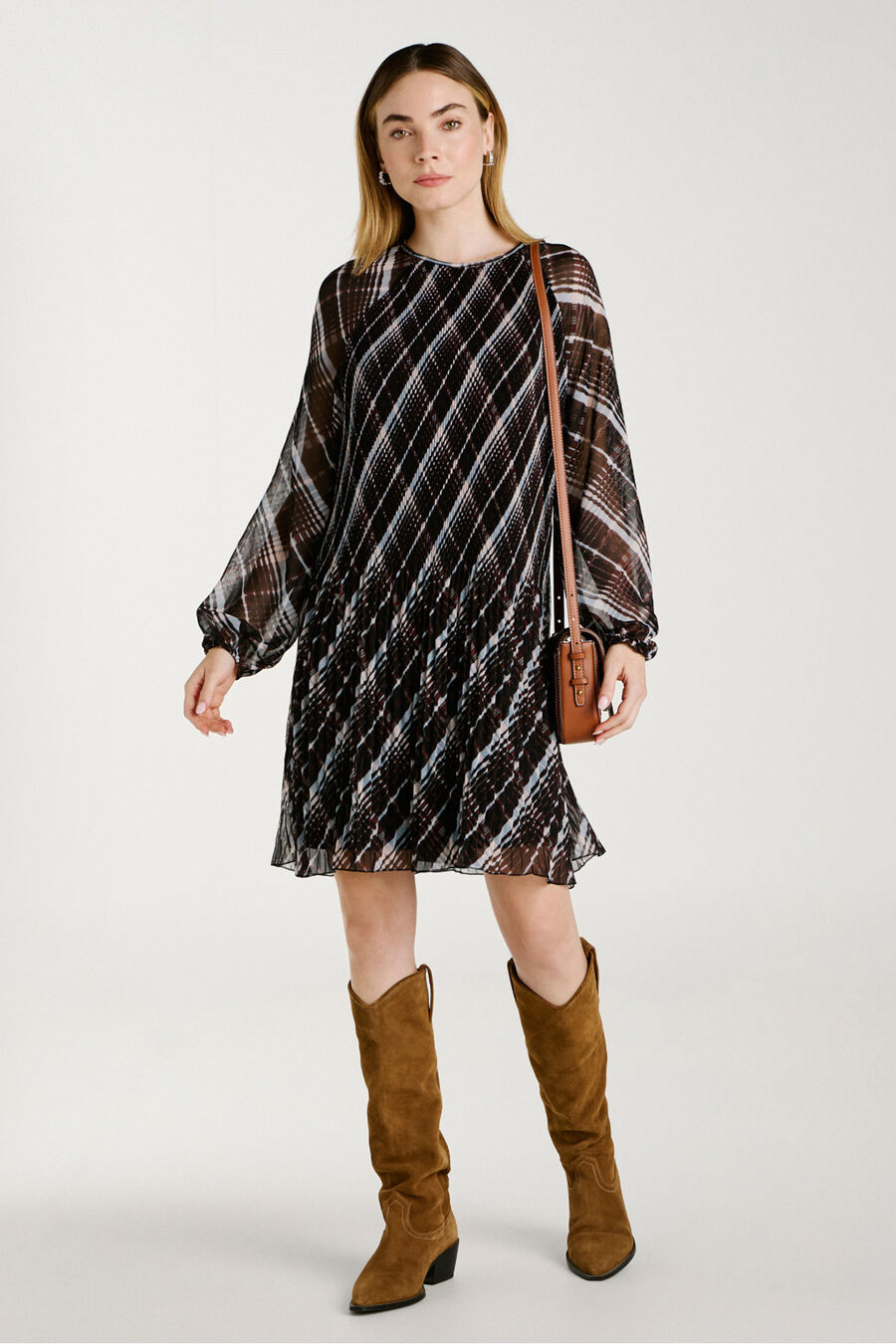 Vestido corto de gasa plisado