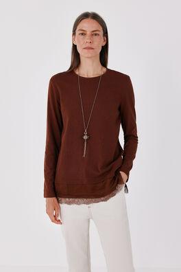 Camiseta bajo plana y detalle encaje