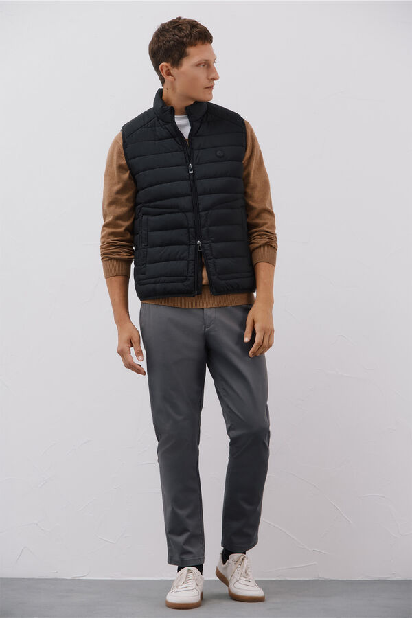 Cortefiel Ultra-light quilted gilet Black