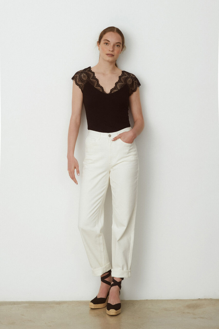 Camiseta canalé con encaje