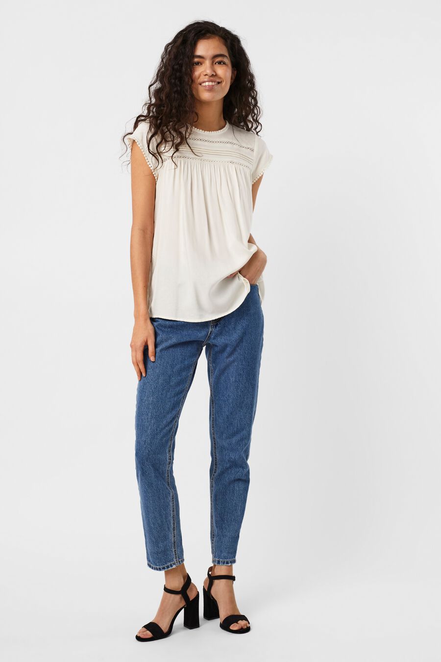 Top de manga corta con detalle de encaje
