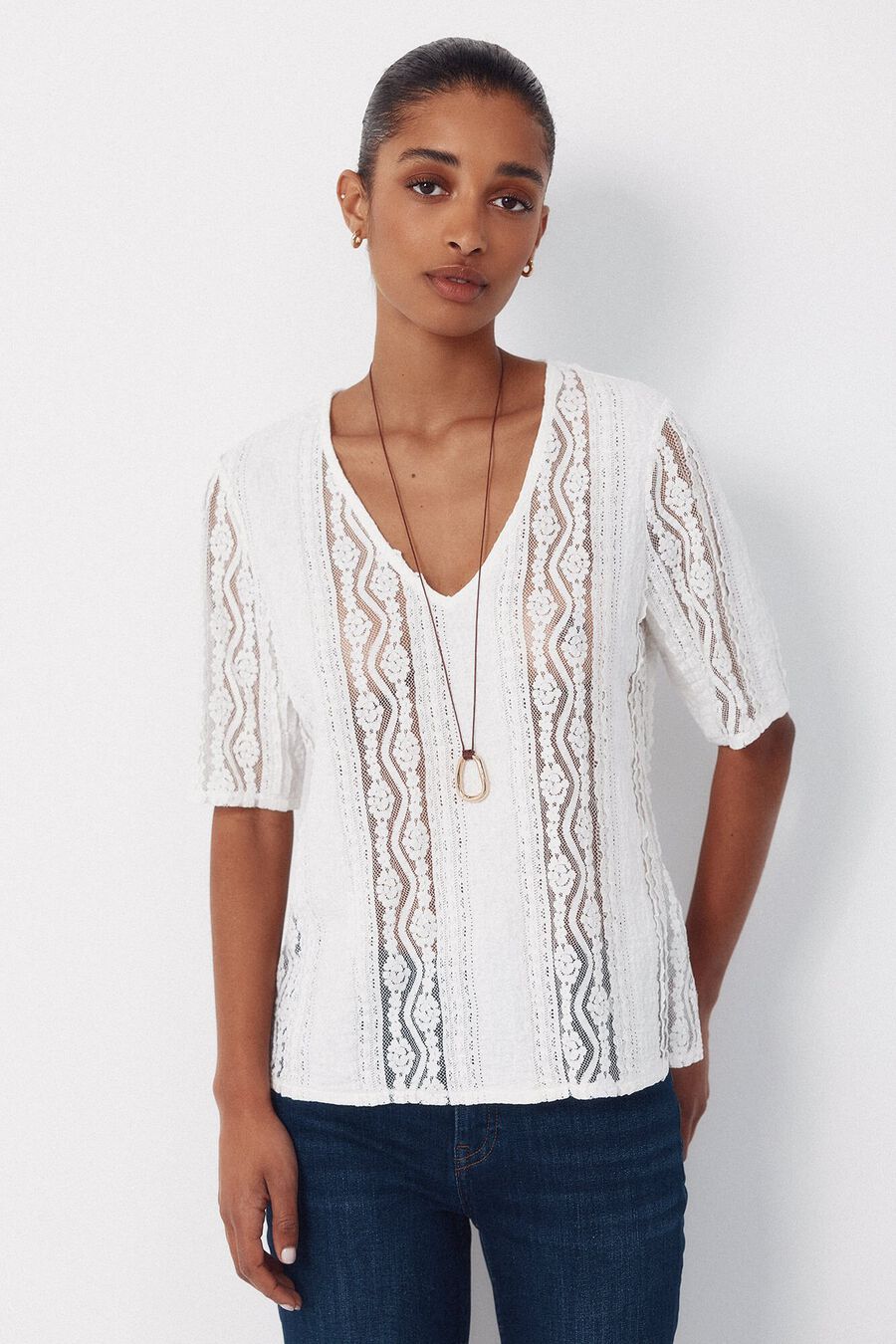 Top encaja escote pico