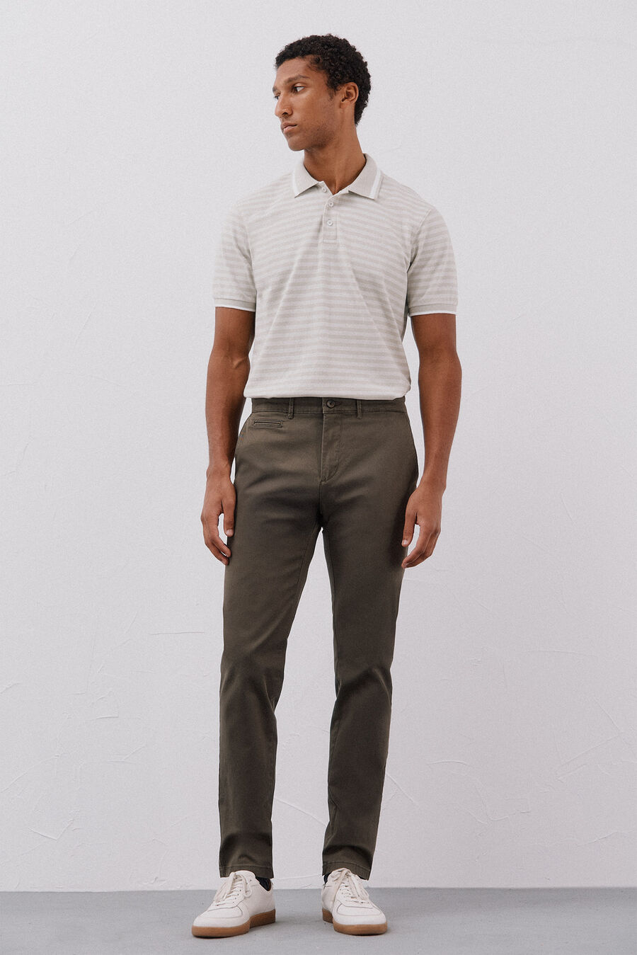 Pantalón chino ligero slim fit