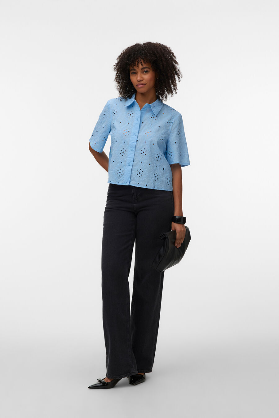 Camisa cropped con bordados