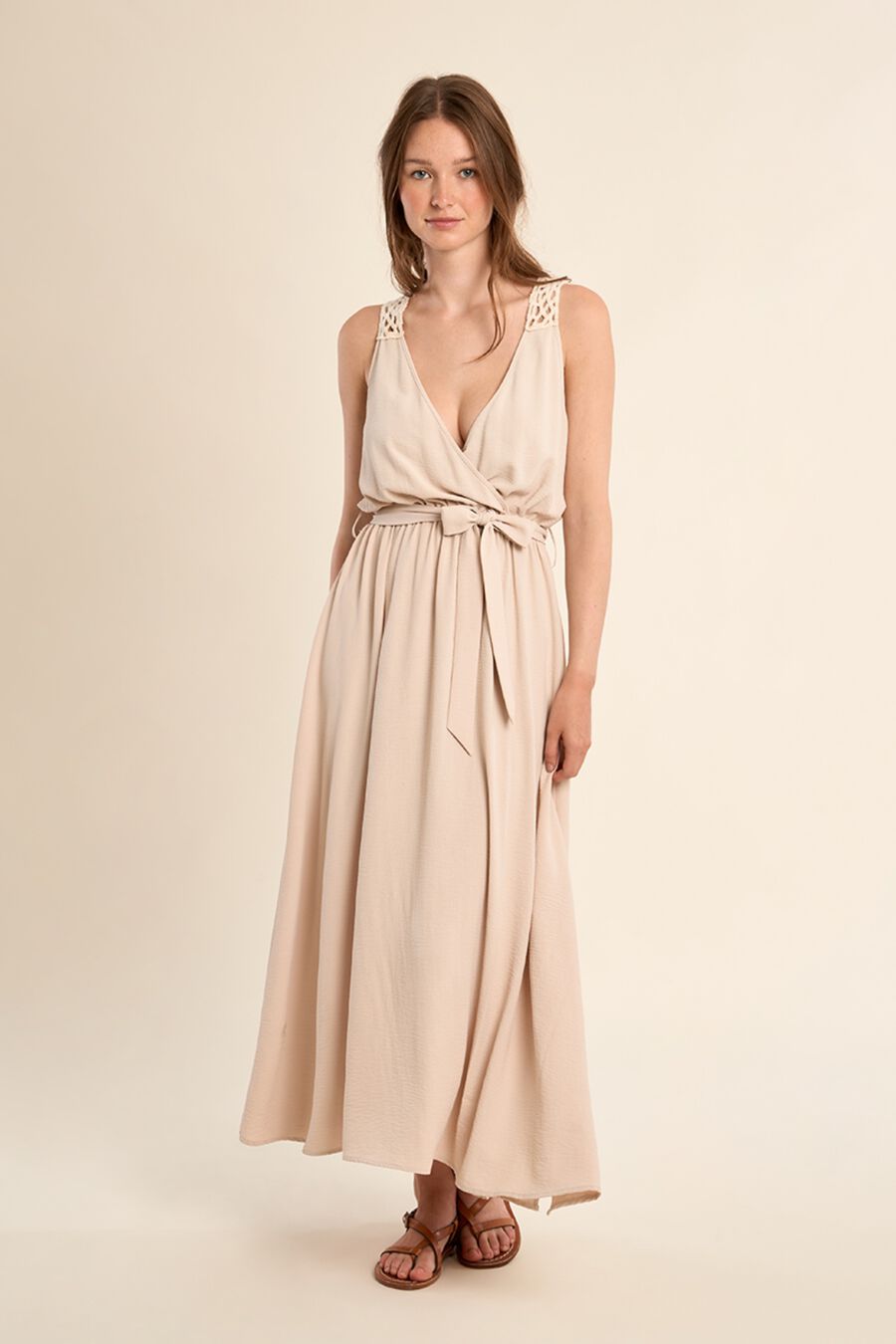 Vestido largo de manga sisa con detalles bordados