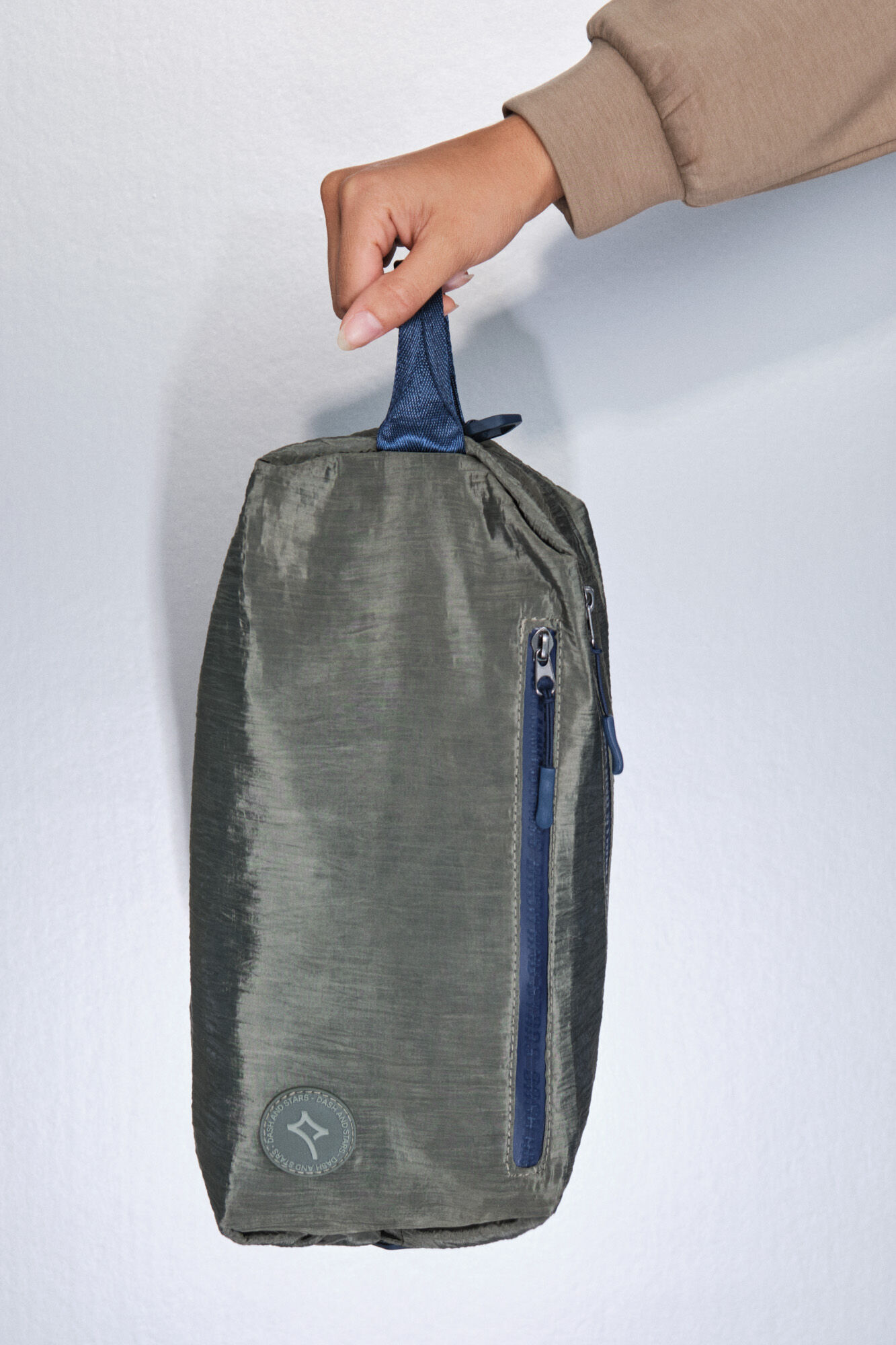 Dash and Stars Satinado kaki najlonska ta&scaron;na po&scaron;tanska torba