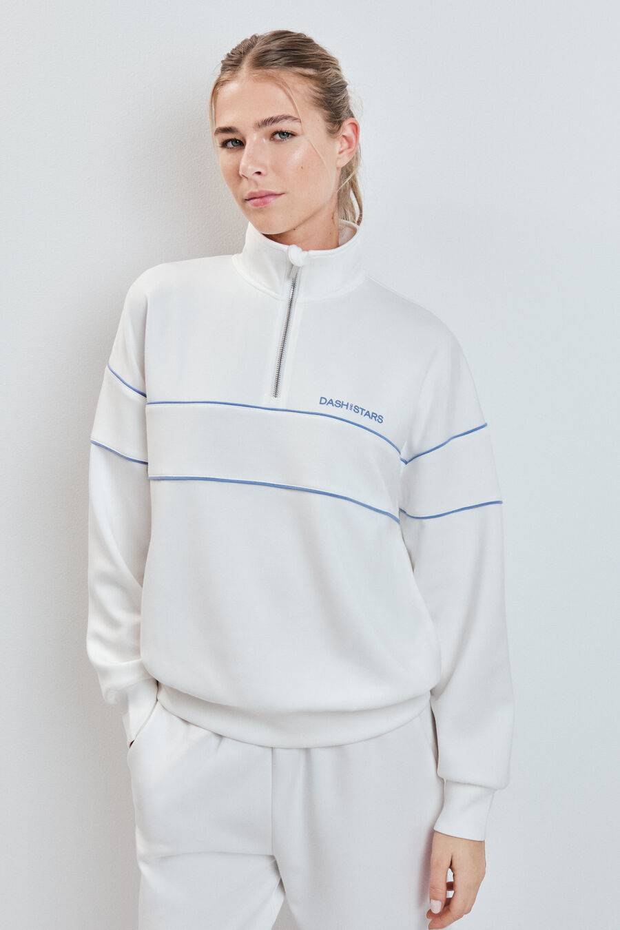 Sudadera cuello alto cremallera blanca