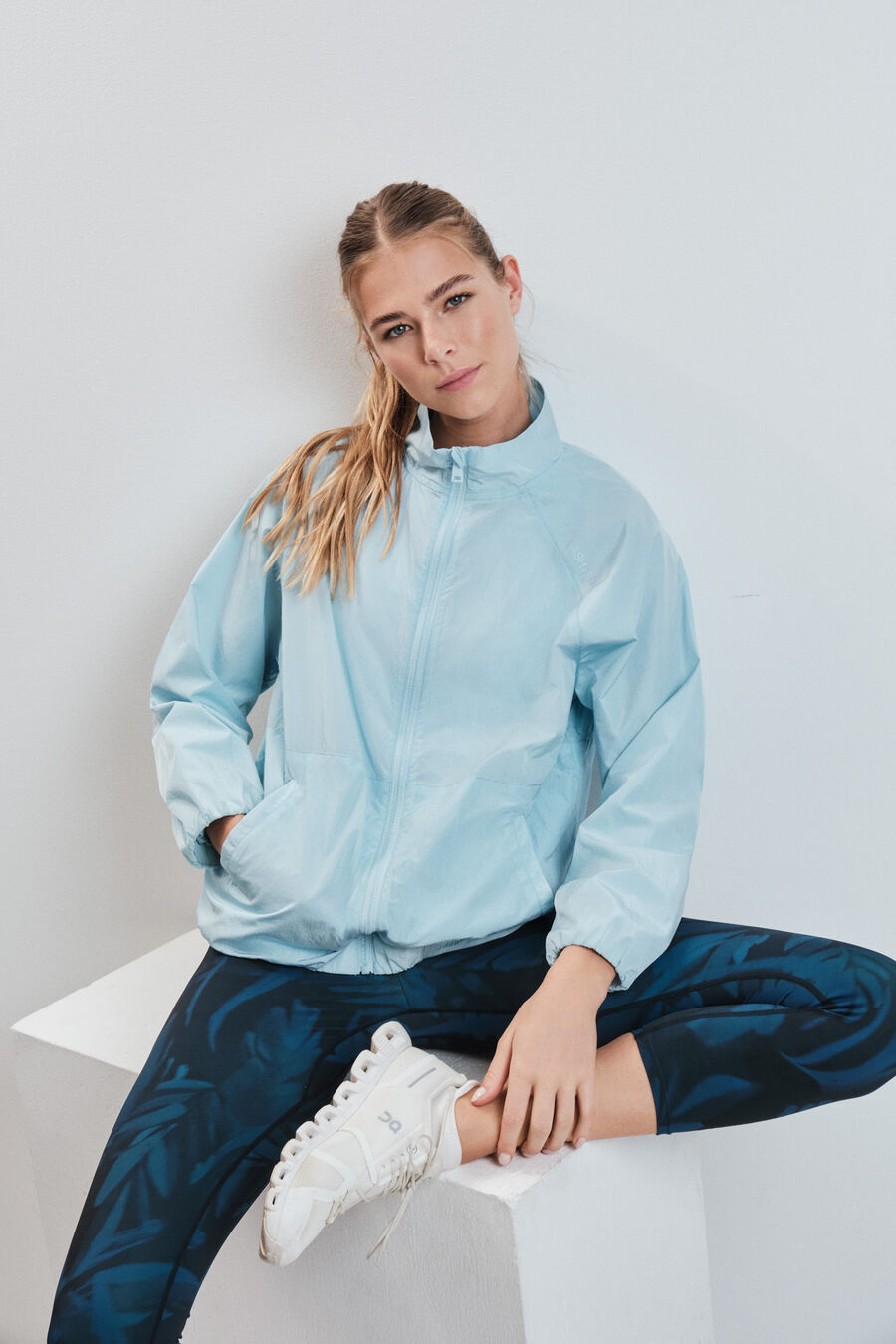 Chaqueta cortavientos azul