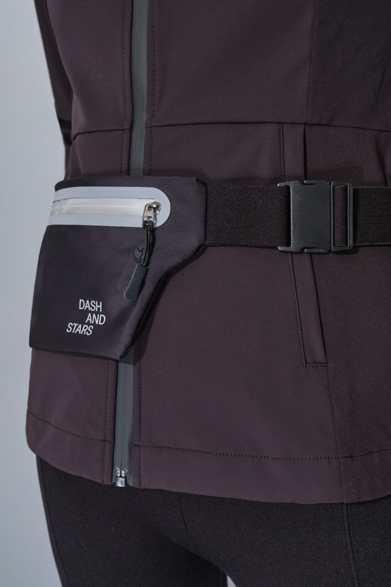 Dash and Stars Crna pljosnata torba za no&scaron;enje oko struka