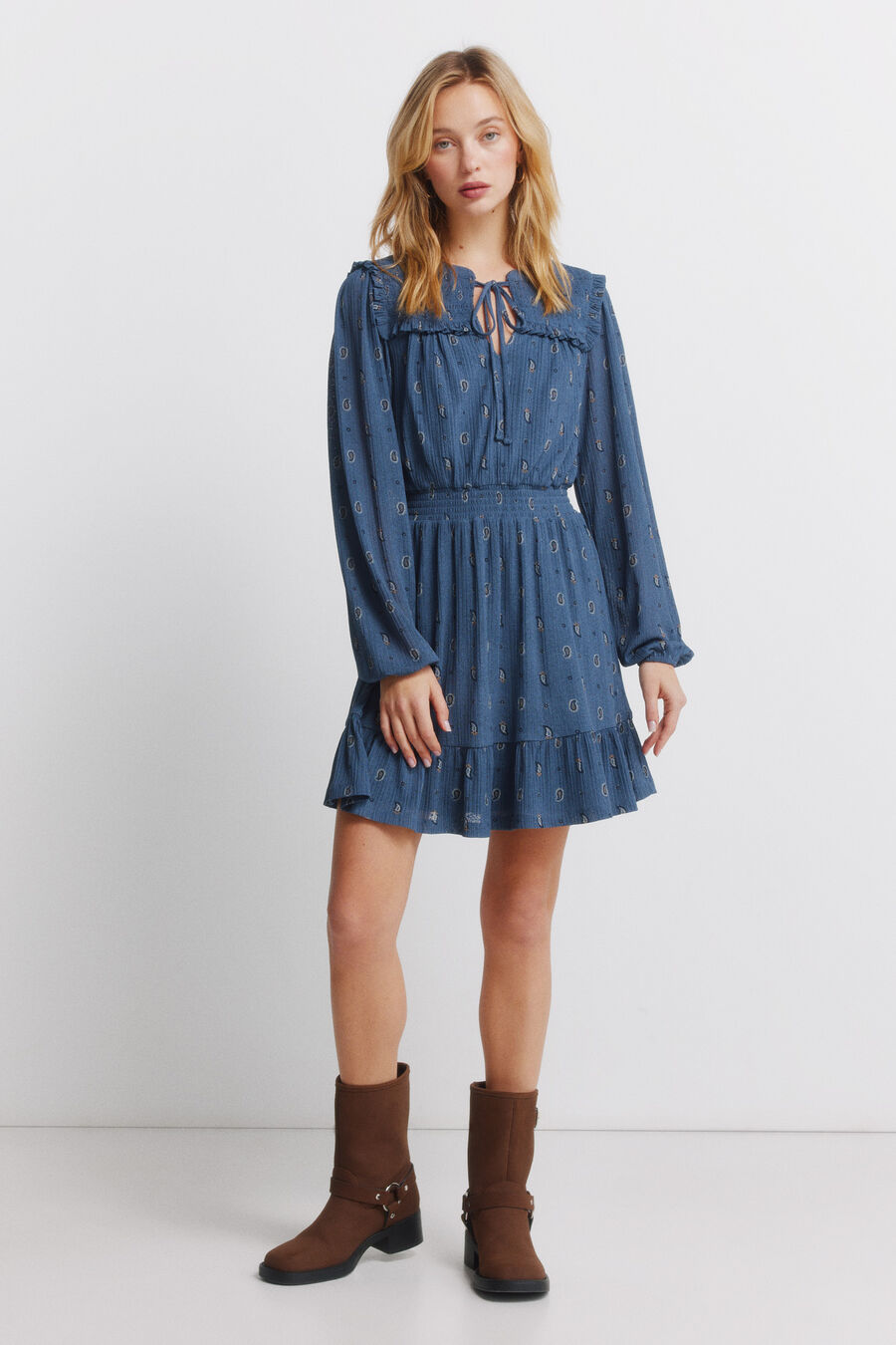 Vestido corto de manga larga volantes