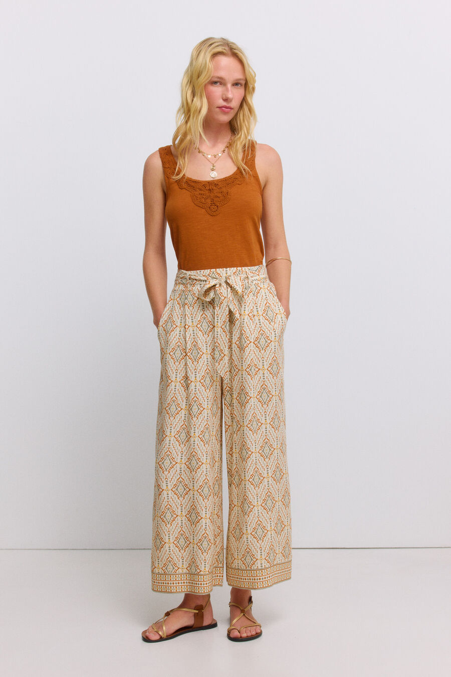 Pantalón fluido estampado cinturón