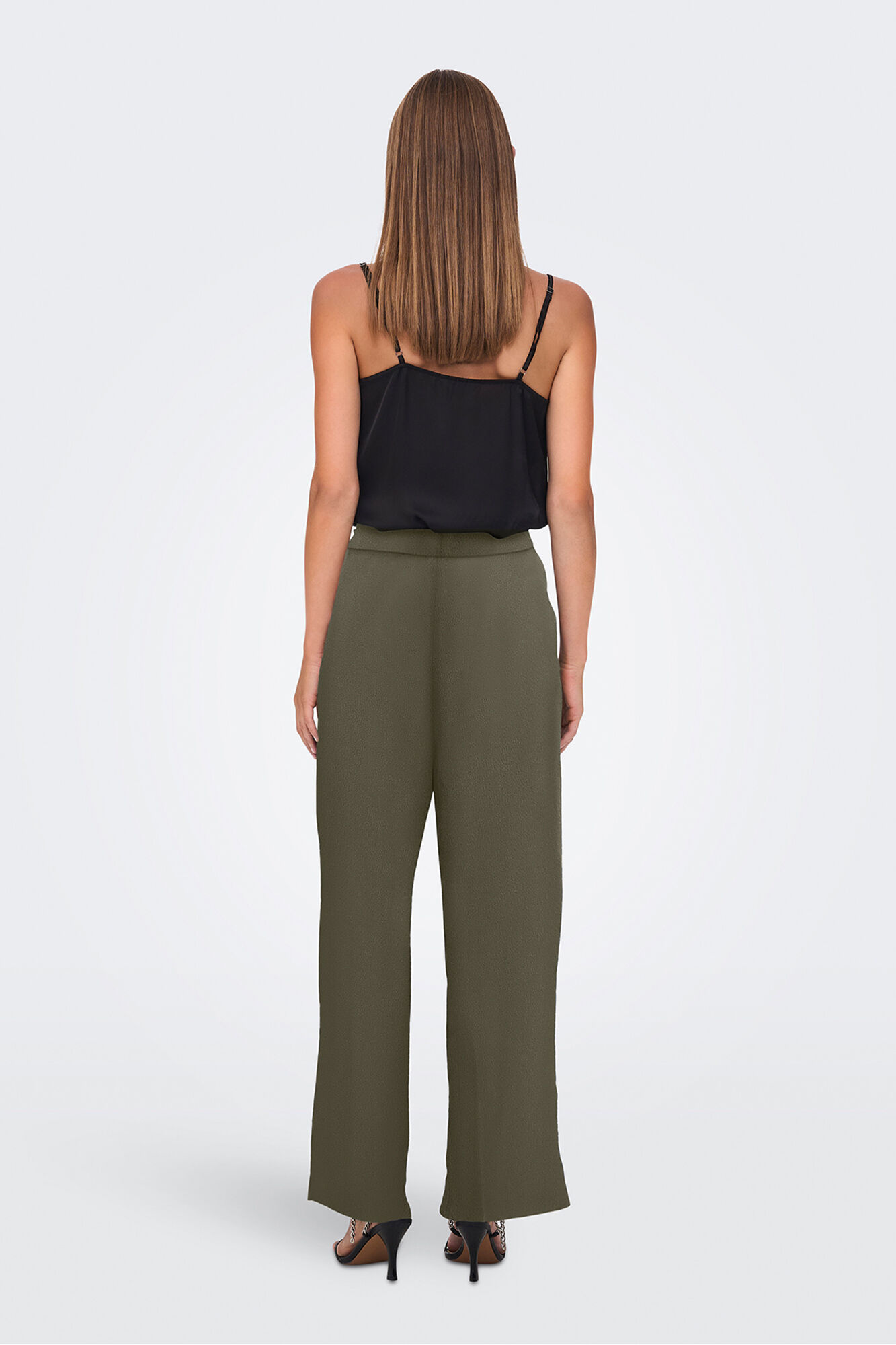 Only Cal&ccedil;as palazzo.<br/>- Fabricado 100% em Viscose Livaeco.<br/>- Cintura alta com presilhas e cinto do mesmo tecido.<br/>- Regular fit.