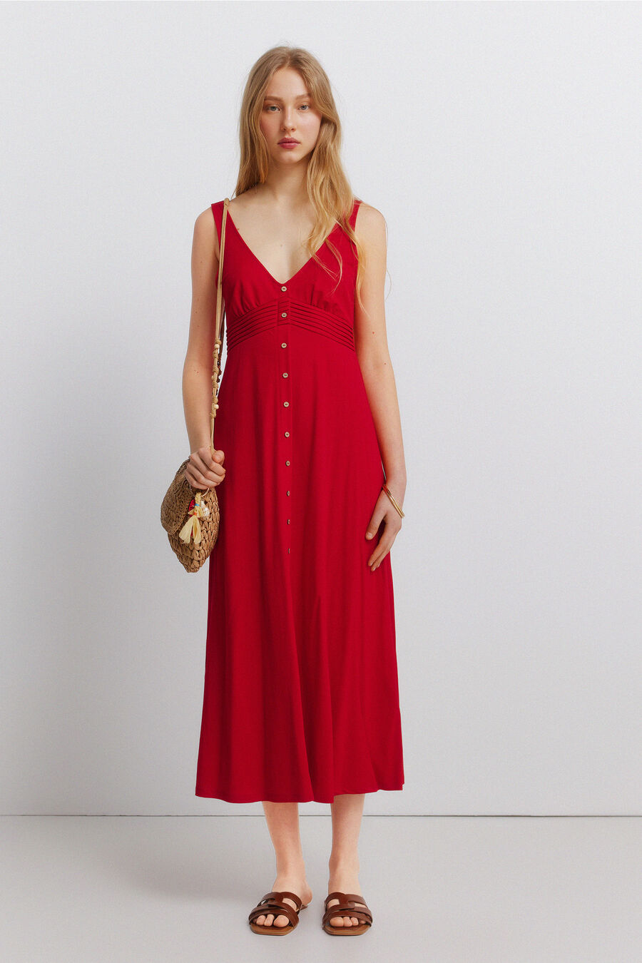 Vestido midi tirantes romántico.