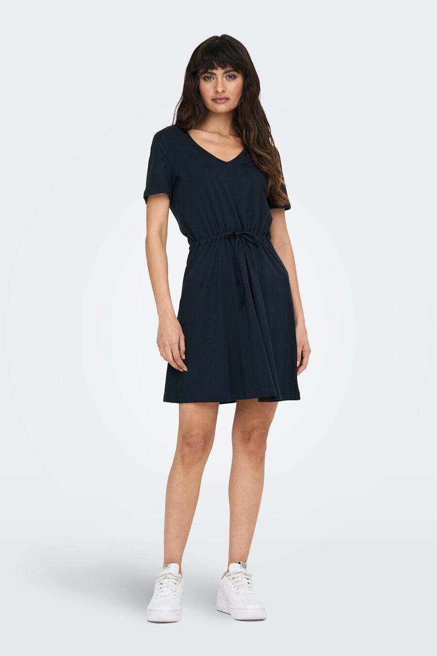 Vestido corto corte regular cuello en V