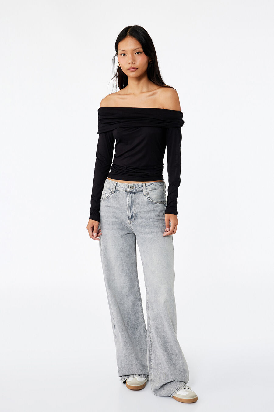 Camiseta con hombros descubiertos