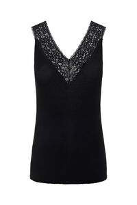 Pieces Camiseta b&aacute;sica .Detalle lencero en el escote y tirantes.