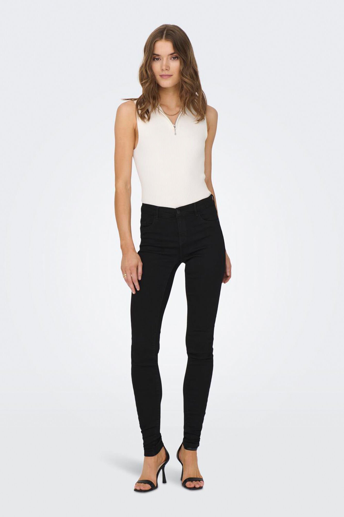 Only Jeans skinny.<br/>- Fabricado com viscose Lenzing Ecovero e algod&atilde;o.<br/>- Cintura m&eacute;dia com presilhas para cinto.<br/>- Fecho frontal de fecho-&eacute;clair e bot&atilde;o met&aacute;lico.<br/>- Cinco bolsos.<br/>- Tecido el&aacute;stico.<br/>- Lavagem preta.<br/>