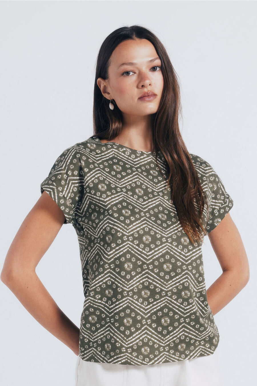 Camiseta botones hombro estampada