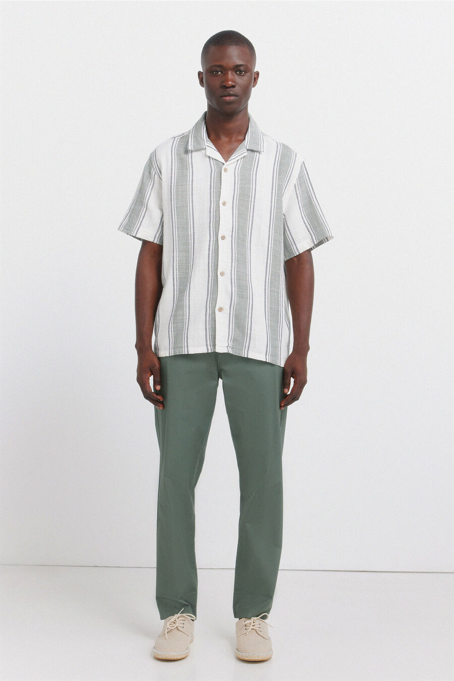 Pantalón chino ligero comfort slim fit