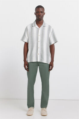 Pantalón chino ligero comfort slim fit