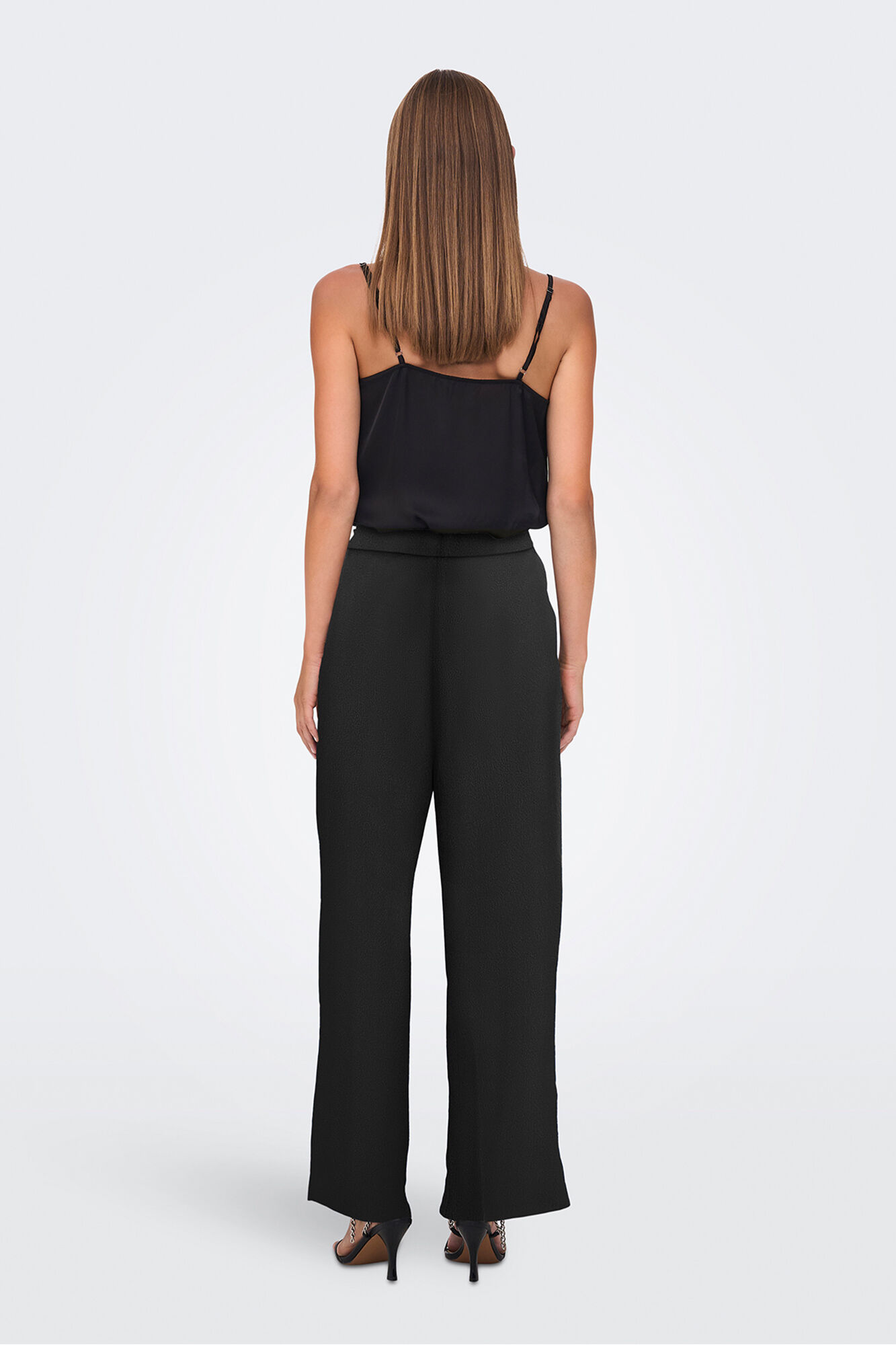 Only Cal&ccedil;as palazzo.<br/>- Fabricado 100% em Viscose Livaeco.<br/>- Cintura alta com presilhas e cinto do mesmo tecido.<br/>- Regular fit.