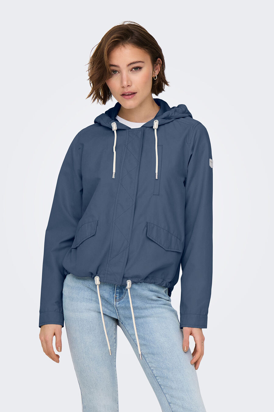 Parka corta con capucha