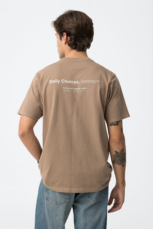 Tiffosi Camiseta con Mensajes en Relieve marr&oacute;n