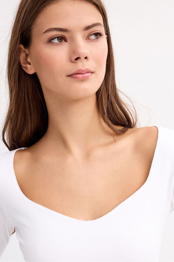 Inside T-shirt com decote em cora&ccedil;&atilde;o branco