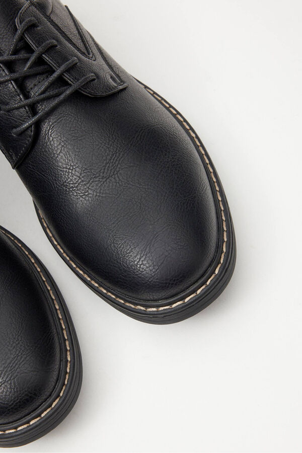 Inside Classic Lace-Up Shoe black