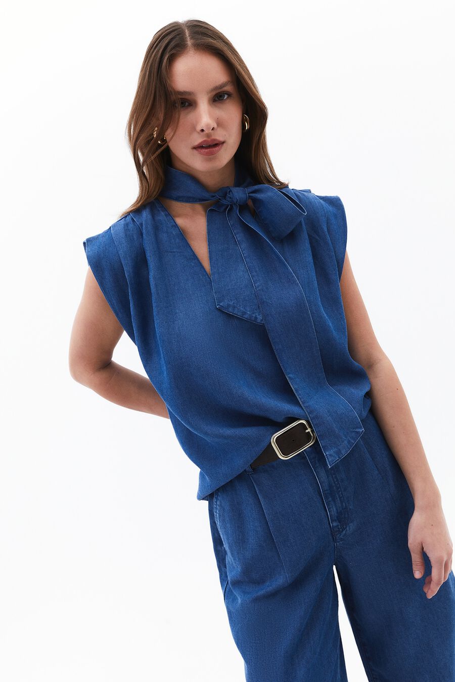 Blusa de tencel con lazada en el cuello
