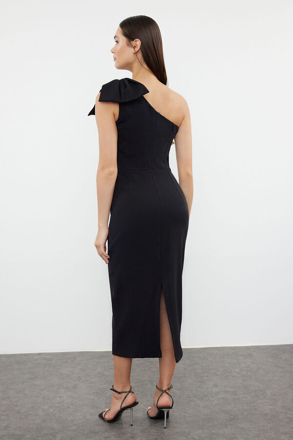Trendyol Vestido ajustado de un solo hombro negro
