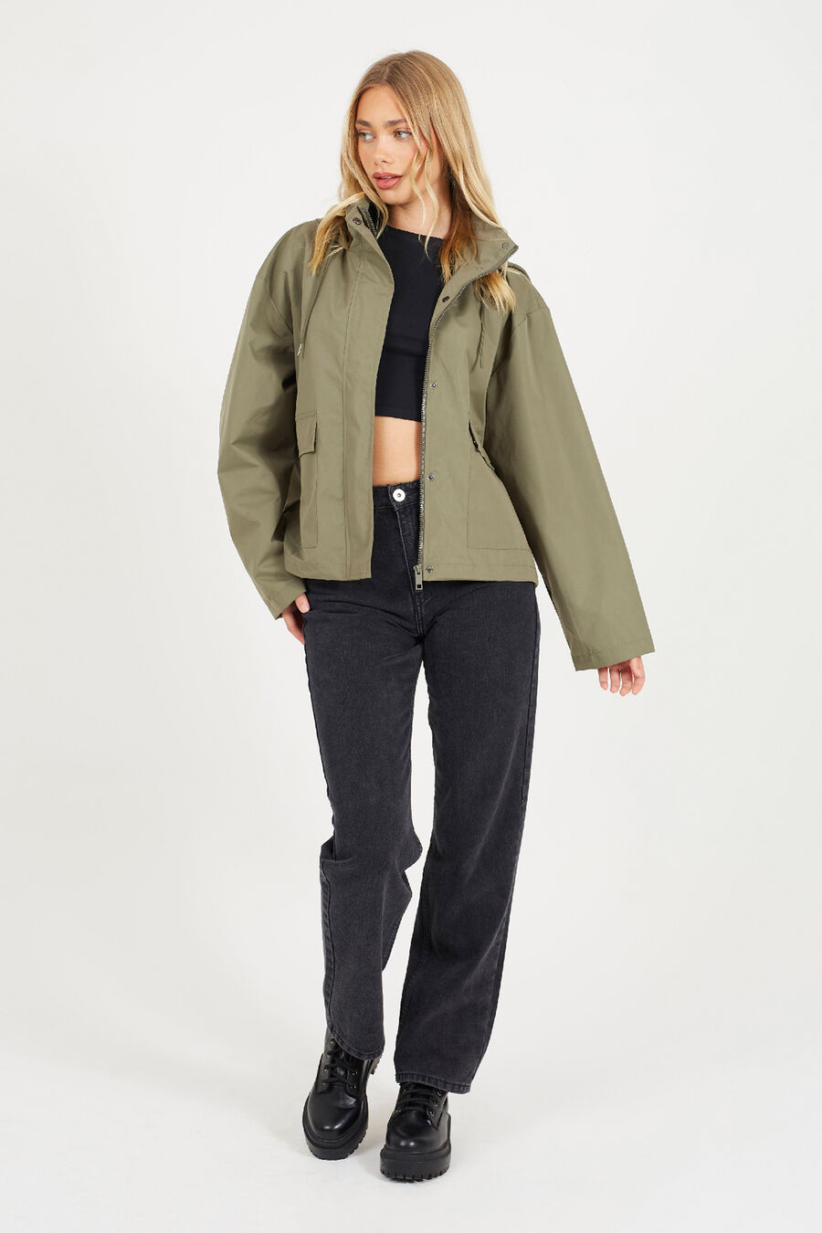 Chaqueta corta con capucha