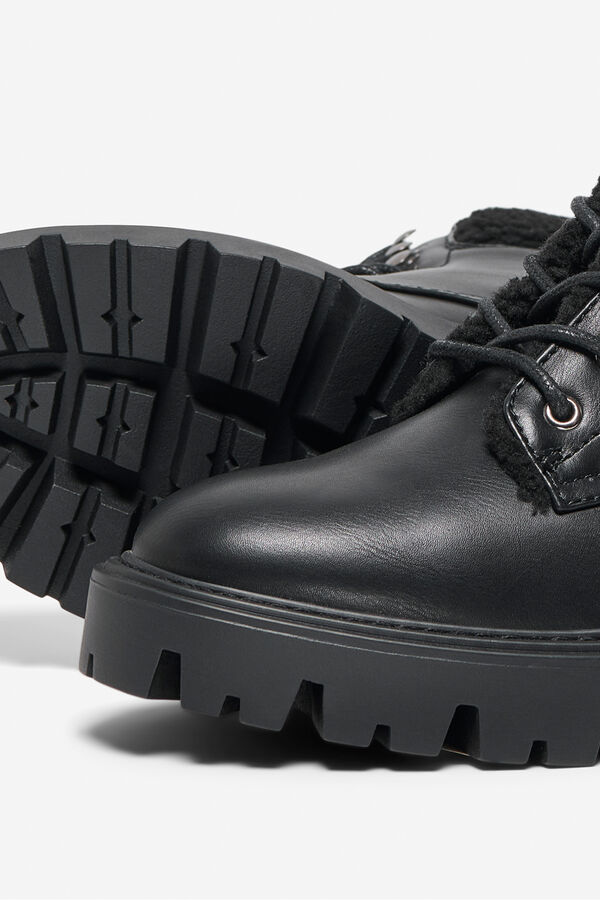 Only Borrego com detalhe em pele de botim preto