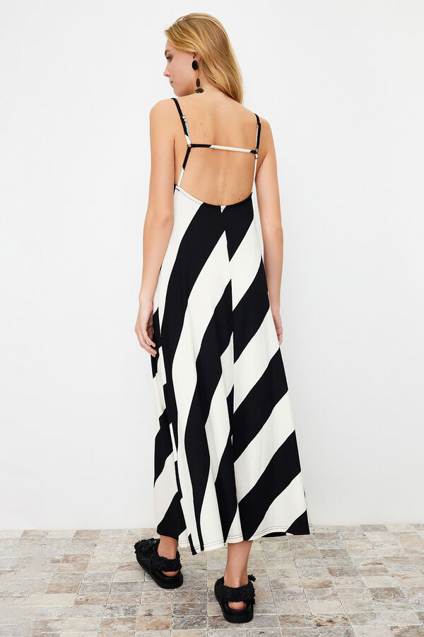 Trendyol Vestido maxi de tirantes negro