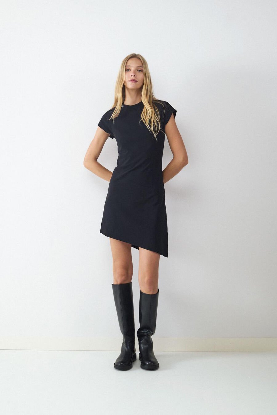 Vestido asimétrico cut-out