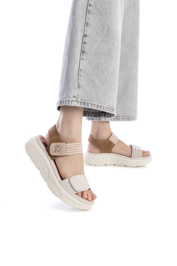 XTI Sandalia tiras el&aacute;sticas velcro beige