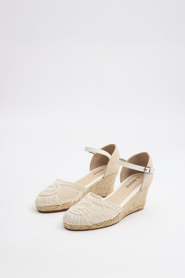 Inside Geschlossene bestickte Keilabs&auml;tze Wei&szlig;