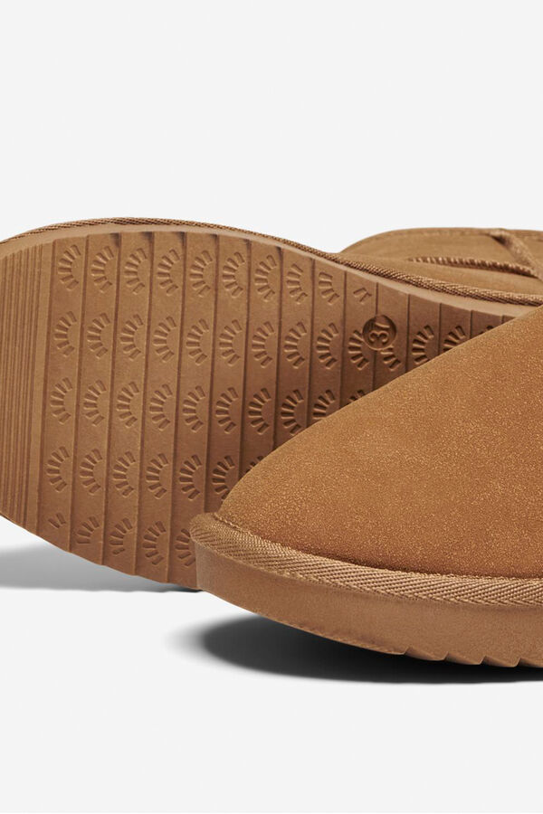 Only Szőrm&eacute;vel b&eacute;lelt vel&uacute;r bokacsizma barna