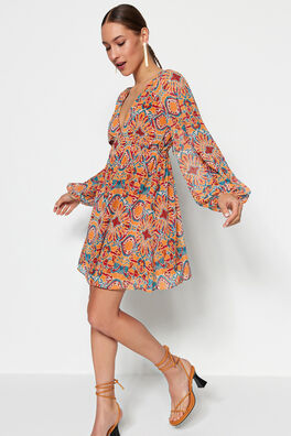 Vestido mini fluído cuello pico