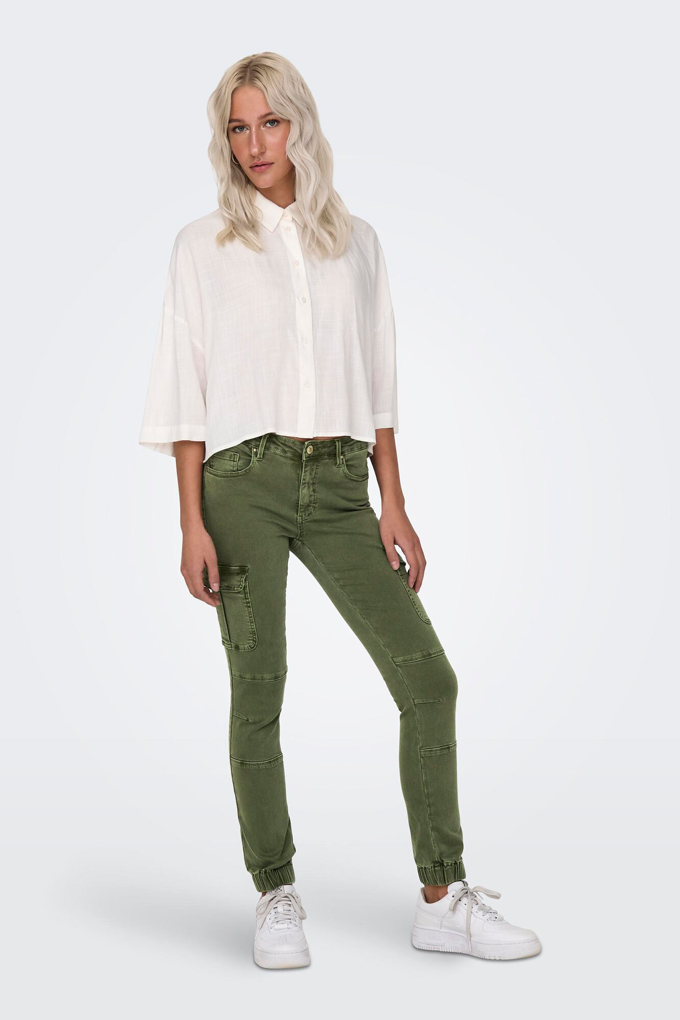 Only Pantal&oacute;n estilo cargo con bolsillos laterales