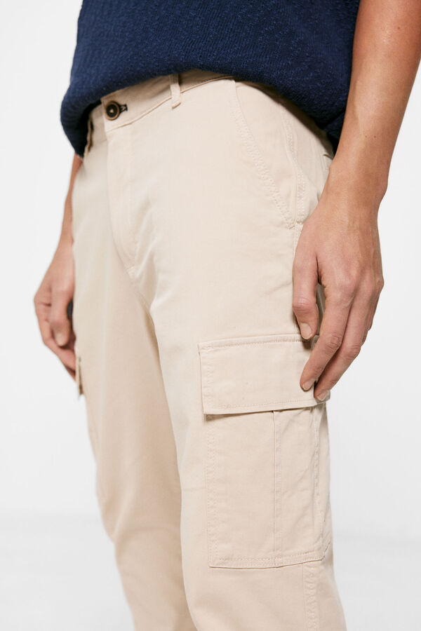 Pantalón cargo en tejido de algodón elástico y bolsillos laterales. Cierre  de botón en cinturilla y cremallera en bragueta., Trousers for men