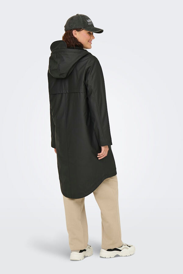 Only Imperme&aacute;vel longa com capuz preto